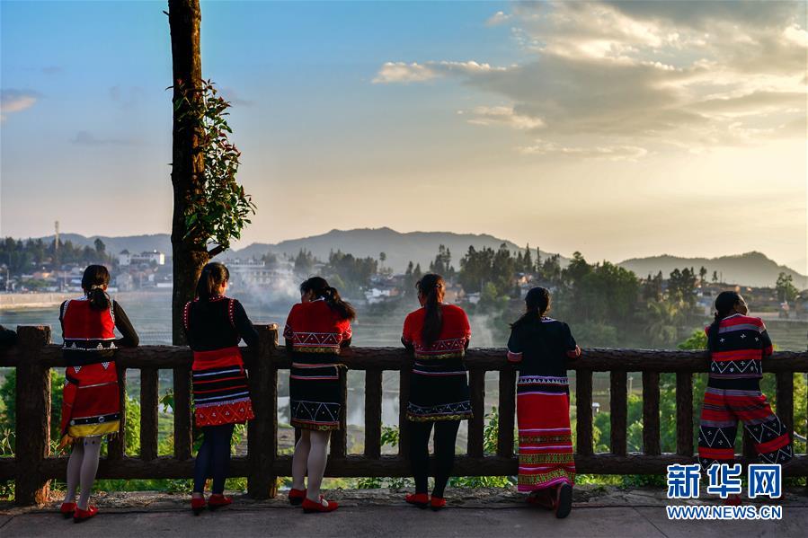 （新華全媒頭條&middot;決戰(zhàn)決勝脫貧攻堅(jiān)&middot;督戰(zhàn)未摘帽貧困縣&middot;圖文互動）（13）脫貧的歌聲&mdash;&mdash;云南直過民族和人口較少民族共入新時(shí)代