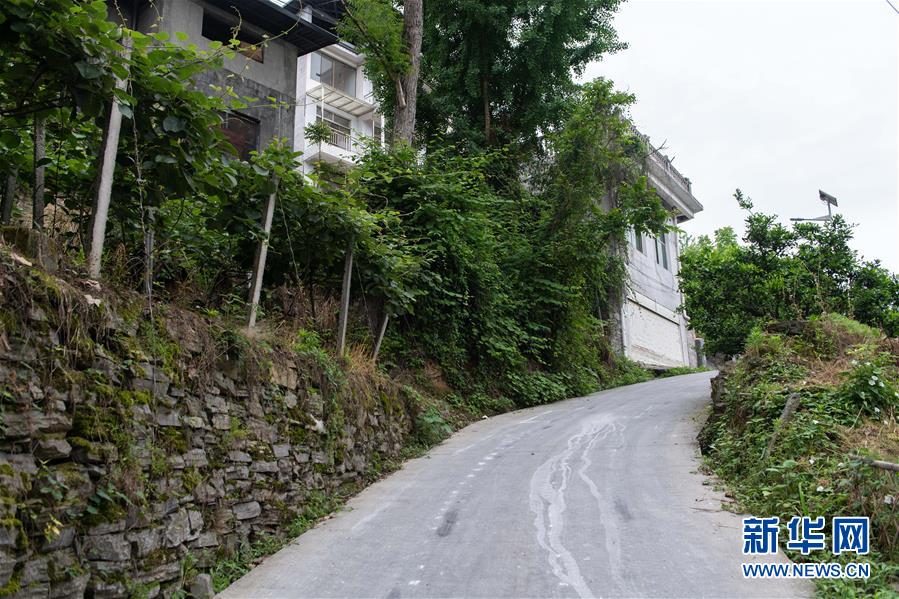 （集中連片特困地區(qū)貧困村調(diào)研行&middot;圖文互動）（2）百果園里幸福長&mdash;&mdash;湖南鳳凰縣菖蒲塘村脫貧調(diào)查