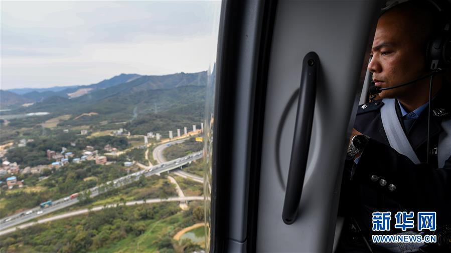 (深圳特區(qū)40年·圖文互動(dòng))(2)“智”行千里——特大城市交通治理的深圳樣板