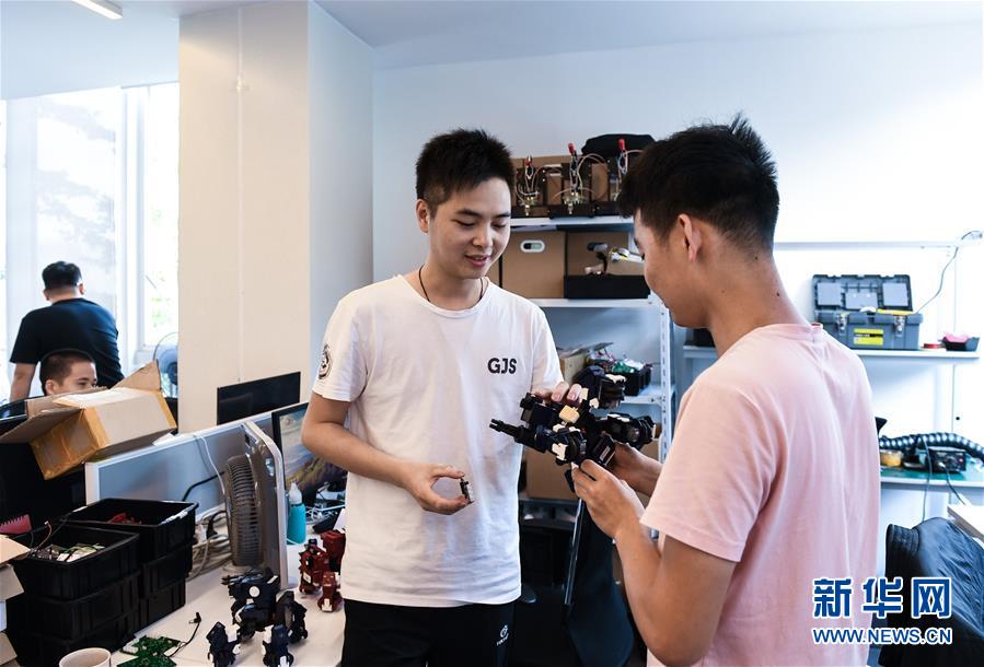 (在習(xí)近平新時代中國特色社會主義思想指引下——新時代新作為新篇章·習(xí)近平總書記關(guān)切事·圖文互動)(8)我家大門常打開——經(jīng)濟特區(qū)全方位對外開放故事