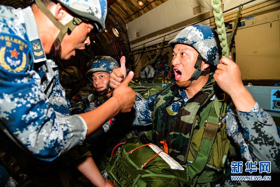 （在習(xí)近平強(qiáng)軍思想指引下&middot;我們?cè)趹?zhàn)位報(bào)告&middot;圖文互動(dòng)）（3）朵朵傘花綻放，勝戰(zhàn)精兵天降&mdash;&mdash;空降兵部隊(duì)某旅教導(dǎo)員余海龍帶領(lǐng)官兵傳承黃繼光精神記事