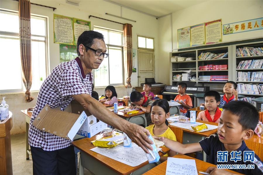 （新華全媒頭條&middot;圖文互動(dòng)）（12）歷史交匯點(diǎn)上的宏偉藍(lán)圖&mdash;&mdash;《中共中央關(guān)于制定國(guó)民經(jīng)濟(jì)和社會(huì)發(fā)展第十四個(gè)五年規(guī)劃和二〇三五年遠(yuǎn)景目標(biāo)的建議》誕生記