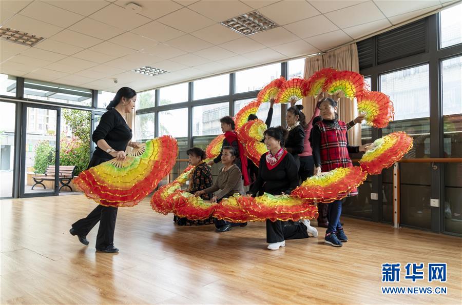 (五中全會(huì)精神在基層·圖文互動(dòng))(2)許你一個(gè)暖暖的“人生秋天”——看“春城”這座小樓如何盤活養(yǎng)老事業(yè)