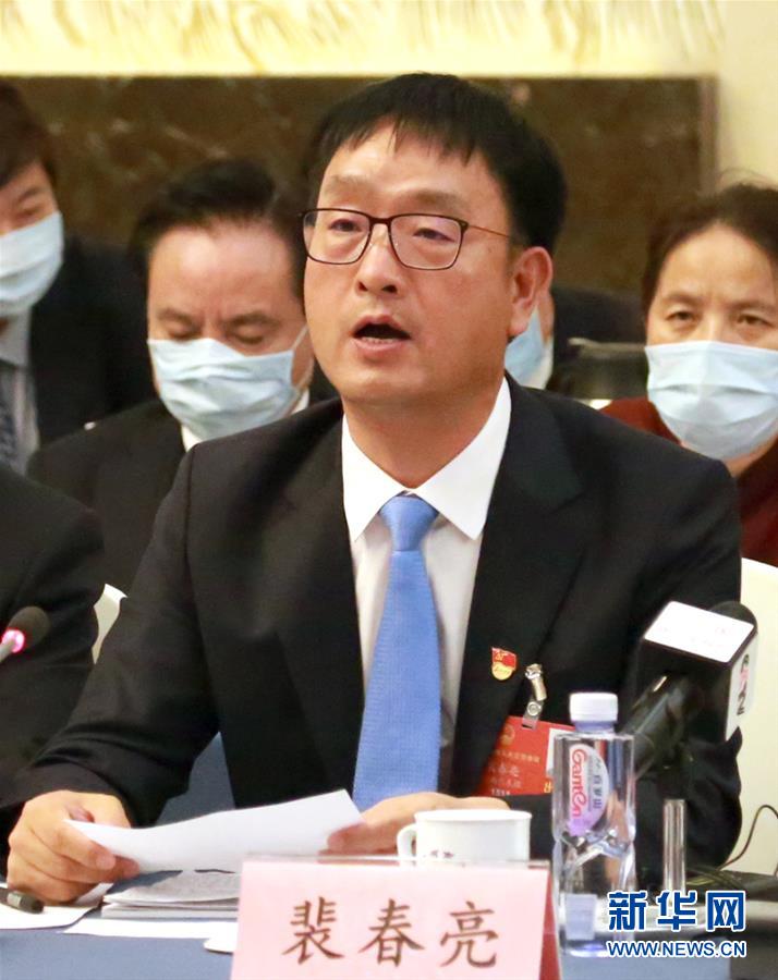 (兩會(huì)·熱點(diǎn)畫(huà)報(bào))(7)代表委員建言統(tǒng)籌做好經(jīng)濟(jì)社會(huì)發(fā)展工作