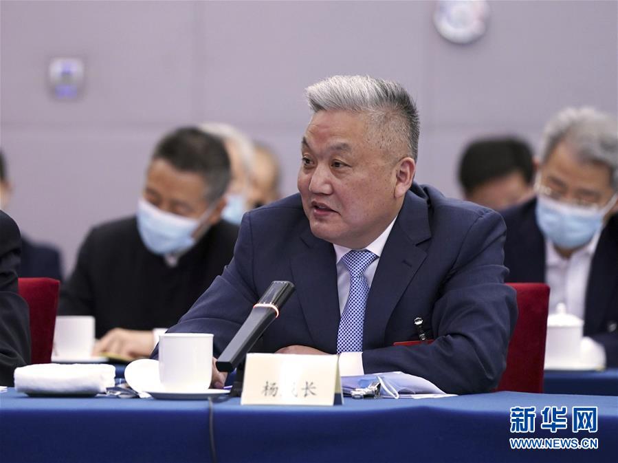 （兩會(huì)&middot;熱點(diǎn)畫報(bào)）（10）代表委員建言統(tǒng)籌做好經(jīng)濟(jì)社會(huì)發(fā)展工作