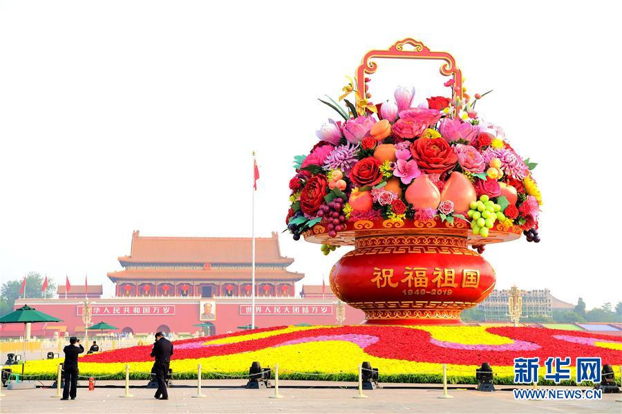 （圖文互動(dòng)）（2）7小時(shí)組裝！18米高巨型&ldquo;花果籃&rdquo;亮相天安門廣場(chǎng)