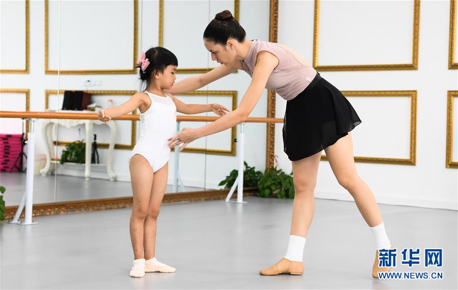 (在習近平新時代中國特色社會主義思想指引下——新時代新作為新篇章·習近平總書記關(guān)切事·圖文互動)(10)感受開放新魅力——海南自由貿(mào)易港建設(shè)開局觀察