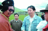 畢世祥在理塘縣慰問(wèn)農(nóng)牧民