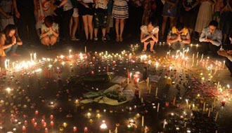 昆山市民在昆山市民廣場哀悼死者、為傷者祈福