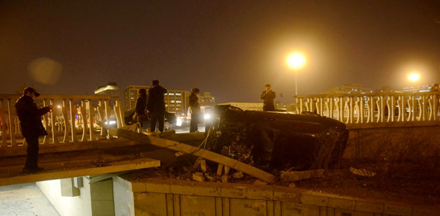 北京一軍牌車(chē)沖破圍欄后側(cè)翻 車(chē)牌被摘掉