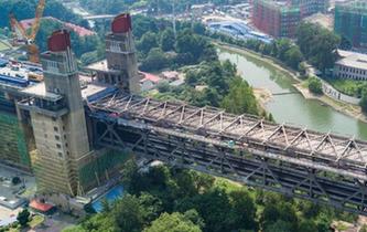 南京長(zhǎng)江大橋主橋橋面全部拆除露出&ldquo;鐵骨&rdquo;