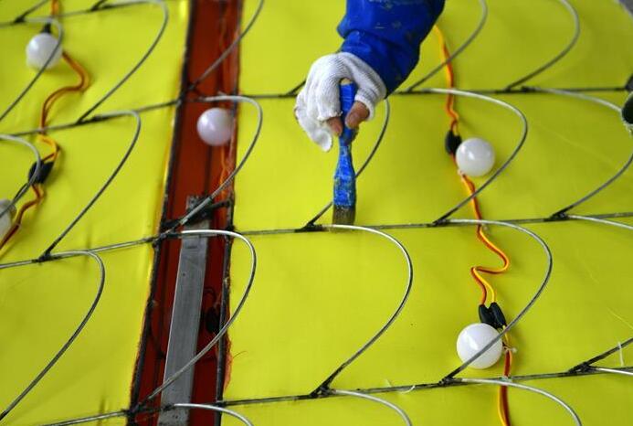 &ldquo;自貢燈會(huì)&rdquo;彩燈制作如火如荼