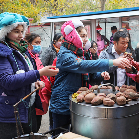 金發(fā)小妞賣地瓜&mdash;&mdash;一對美國姐妹的中國夢