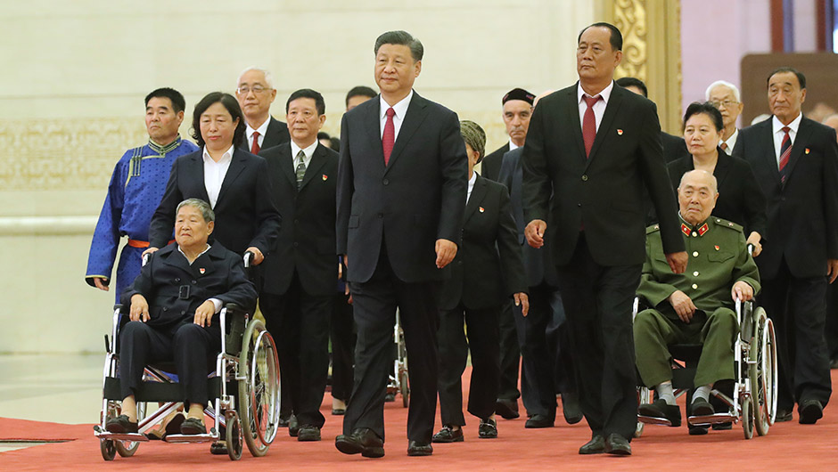 習(xí)近平同&ldquo;七一勛章&rdquo;獲得者一同步入會(huì)場(chǎng)