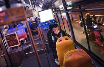 夜深了，他們還沒睡