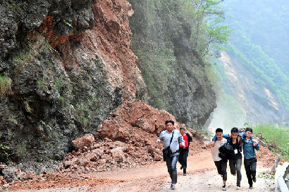 實拍：志愿者冒飛石向災區(qū)挺進！