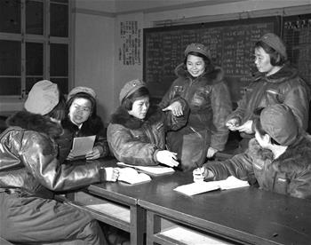 第一批女飛行員：毛澤東稱贊，細(xì)妹子不簡(jiǎn)單，飛得好高啊