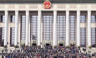 閉幕會后，代表走出人民大會堂