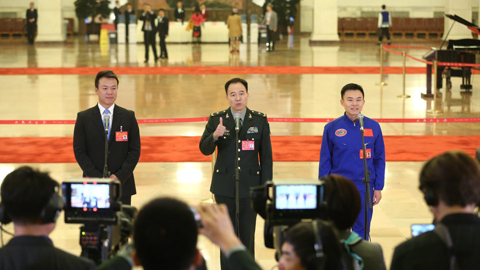 趙宏博、景海鵬、唐嘉陵代表接受采訪