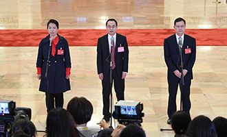 姜妍、康紅普、劉宗富代表接受采訪