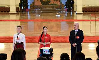 肖笑波、侯艷、徐俊代表接受采訪