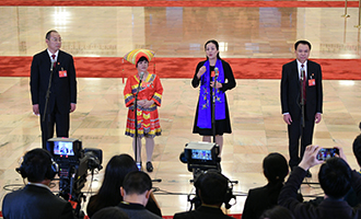 蔡松濤、杜麗群、楊小玲、賈立群代表接受采訪