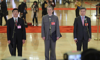 吳曉光、胡偉武、金東寒代表接受采訪