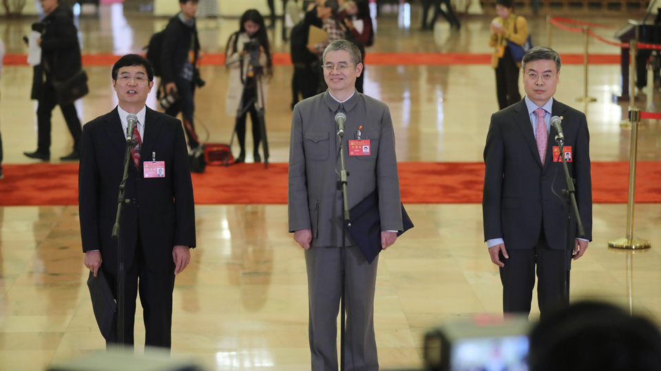 吳曉光、胡偉武、金東寒代表接受采訪