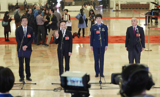 王辰、楊潔、劉文力、王旭東代表接受采訪