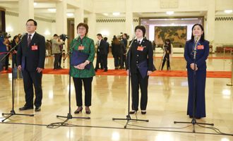 蔣成華、邵蕓、甘露、周宇代表接受采訪