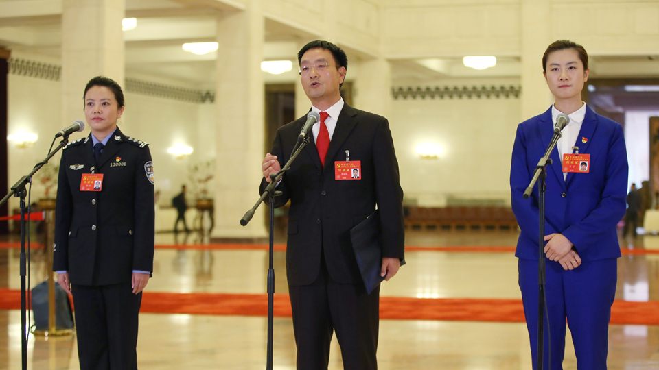 李貝、裴春亮、丁寧代表接受采訪