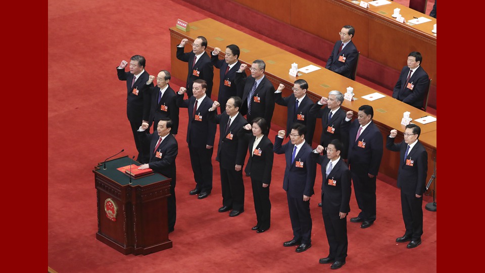 新當(dāng)選的全國(guó)人大常委會(huì)副委員長(zhǎng)、秘書(shū)長(zhǎng)進(jìn)行憲法宣誓