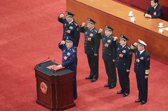 中央軍委副主席、委員進(jìn)行憲法宣誓