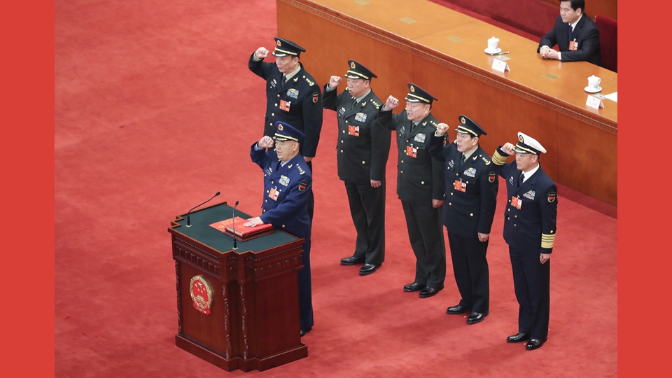 中央軍委副主席、委員進行憲法宣誓