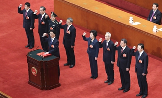 國(guó)務(wù)院副總理、國(guó)務(wù)委員、秘書(shū)長(zhǎng)進(jìn)行憲法宣誓