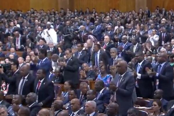 辛識(shí)平：掌聲，激蕩聚同心