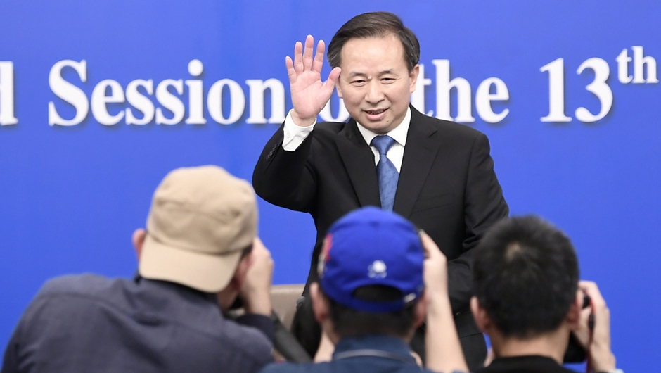 記者會(huì)開(kāi)始前，李干杰向記者致意