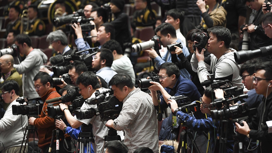 記者在會(huì)場拍攝