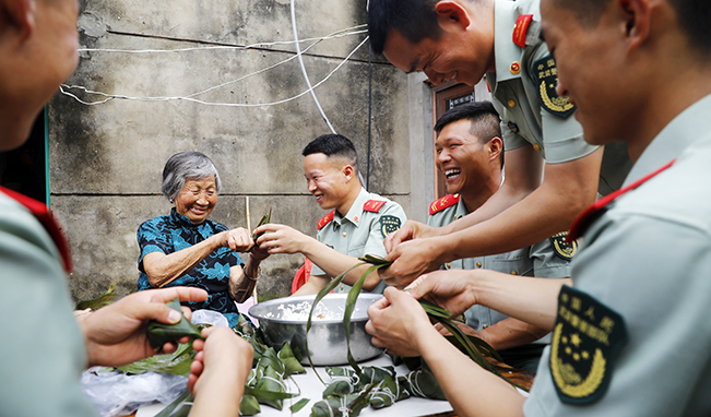 端午節(jié)，家里來(lái)了親人子弟兵