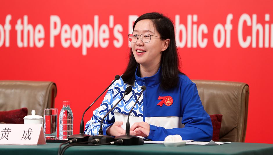 志愿者代表、清華大學(xué)經(jīng)濟(jì)管理學(xué)院四年級(jí)博士生黃成介紹相關(guān)情況