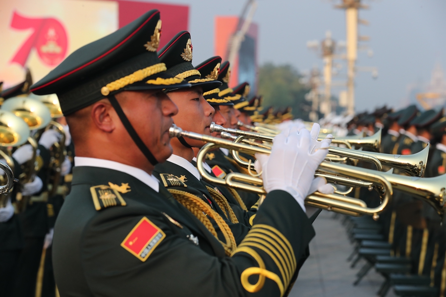 解放軍聯(lián)合軍樂團在廣場就位后進行準備工作和試奏。據(jù)了解，解放軍聯(lián)合軍樂團此次演奏是從開國大典至今歷次閱兵以來演奏曲目最多的一次，不少曲目是為此次閱兵量身打造的全新作品，此次也是歷次女演奏員最多的一次。