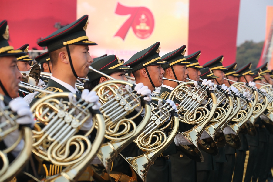 解放軍聯(lián)合軍樂團在廣場就位后進行準備工作和試奏。據(jù)了解，解放軍聯(lián)合軍樂團此次演奏是從開國大典至今歷次閱兵以來演奏曲目最多的一次，不少曲目是為此次閱兵量身打造的全新作品，此次也是歷次女演奏員最多的一次。