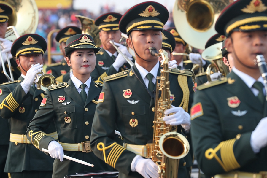 解放軍聯(lián)合軍樂團在廣場就位后進行準備工作和試奏。據(jù)了解，解放軍聯(lián)合軍樂團此次演奏是從開國大典至今歷次閱兵以來演奏曲目最多的一次，不少曲目是為此次閱兵量身打造的全新作品，此次也是歷次女演奏員最多的一次。