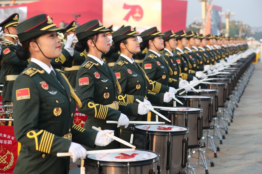 解放軍聯(lián)合軍樂團在廣場就位后進行準備工作和試奏。據(jù)了解，解放軍聯(lián)合軍樂團此次演奏是從開國大典至今歷次閱兵以來演奏曲目最多的一次，不少曲目是為此次閱兵量身打造的全新作品，此次也是歷次女演奏員最多的一次。