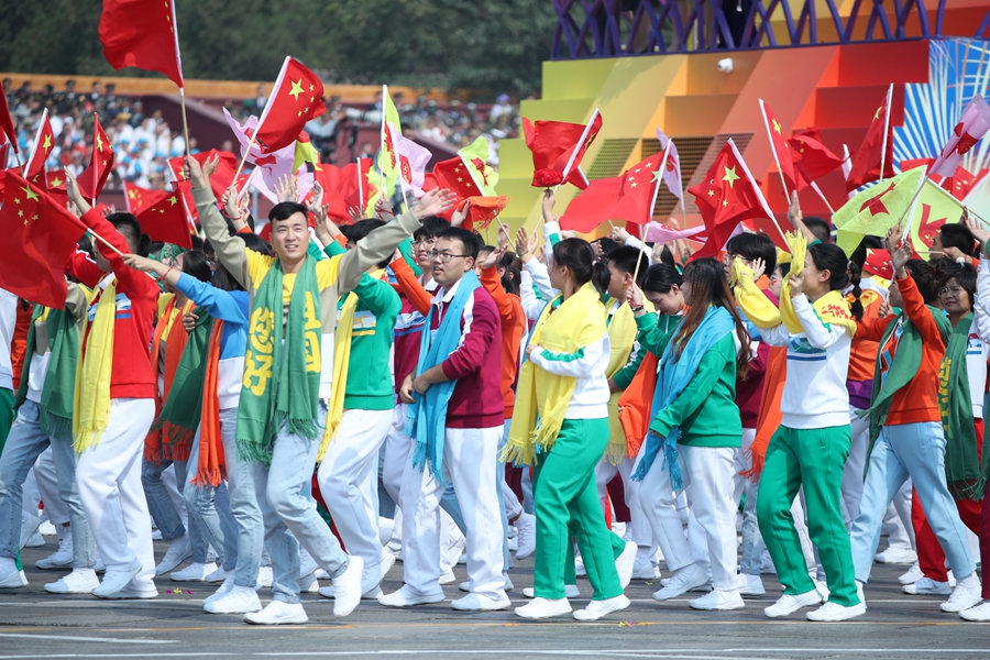 群眾大游行，歡樂的海洋！