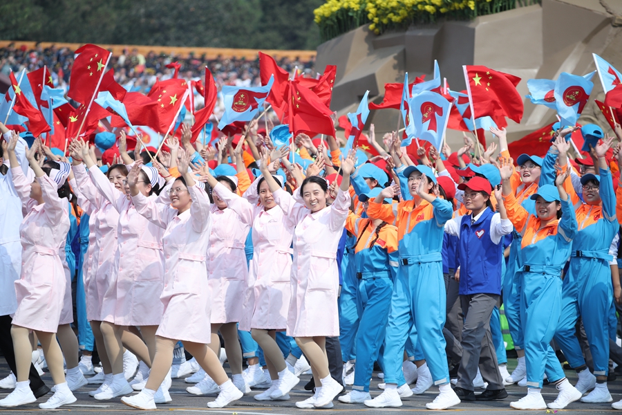 群眾大游行，歡樂的海洋！