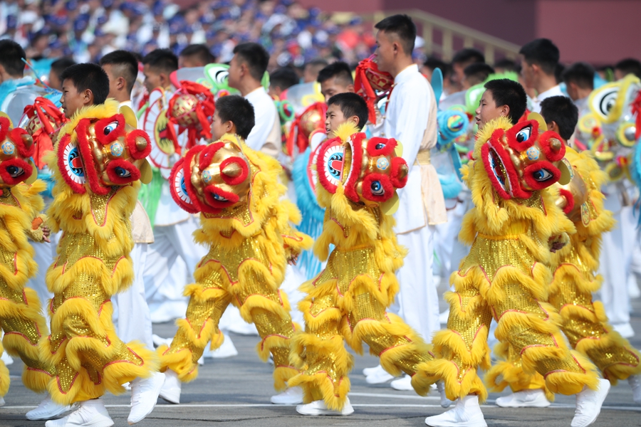 群眾大游行，歡樂的海洋！