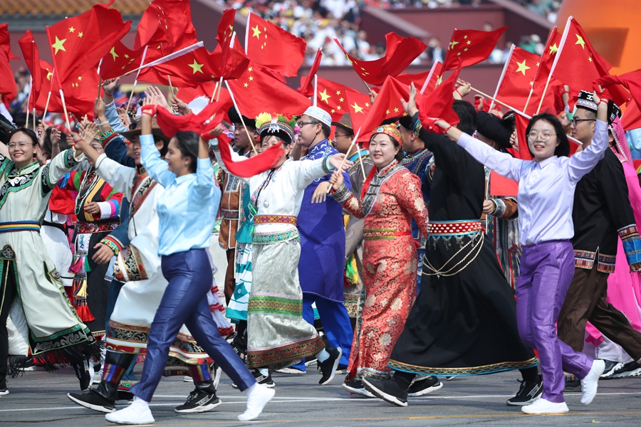 群眾大游行，歡樂的海洋！