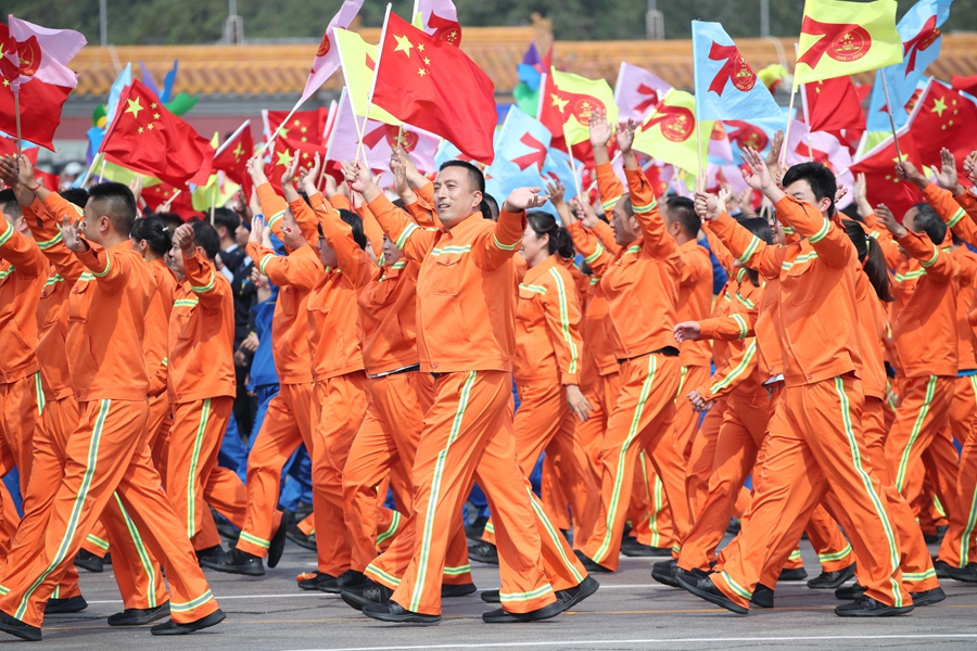 群眾大游行，歡樂的海洋！