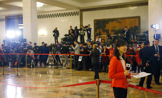 記者在&ldquo;代表通道&rdquo;采訪